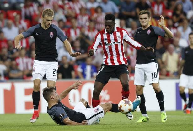 DAVID S BUSTAMANTE 28 09 2017 BILBAO PAIS VASCO Partido de la Jornada 2 de la UEFA Europa League disputado entre el Athletic de Bilbao y el FC Zorya Luhansk en el Estadio San Mames de Bilbao I?aki Williams Arthuer Dmytro Grechyshkin y Oleksandr Andriyevskiy luchan por el balon  xDAVIDxS.xBUSTAMANTEx xx