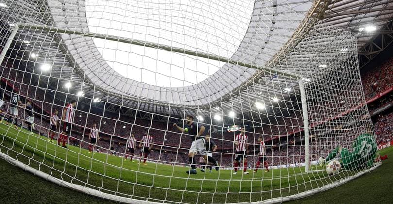 Bilder des Tages - SPORT Athletic Bilbao s Iago Herrerin Buisan attempts a goal against Zorya s defender Artem Sukhkotskiy during the UEFA Europa League Group J second round match between Athletic Bilbao and Zorya FC at the San Mames stadium in Bilbao, Basque Country, Spain, 28 September 2017. Athletic Bilbao vs. FC Zorya !ACHTUNG: NUR REDAKTIONELLE NUTZUNG!  Copyright: xLUISxTEJIDOx BIL004 20170928-636422282336849125