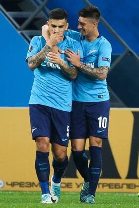 ST PETERSBURG, RUSSIA - SEPTEMBER 28, 2017: FC Zenit St Petersburg s Leandro Paredes (L) and Emiliano Rigoni celebrate scoring in their 2017-18 UEFA Europa League Group L Round 2 football match against FC Real Sociedad at Saint Petersburg Stadium. Alexander Demianchuk TASS  TS0624DD