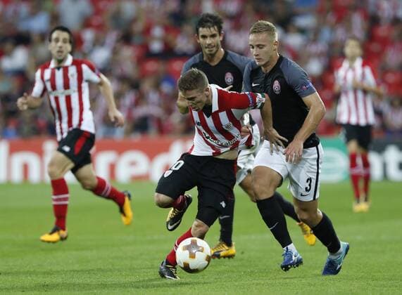 DAVID S BUSTAMANTE 28 09 2017 BILBAO PAIS VASCO Partido de la Jornada 2 de la UEFA Europa League disputado entre el Athletic de Bilbao y el FC Zorya Luhansk en el Estadio San Mames de Bilbao Iker Muniain Go?i y Oleksandr Svatok luchan por el balon  xDAVIDxS.xBUSTAMANTEx xx