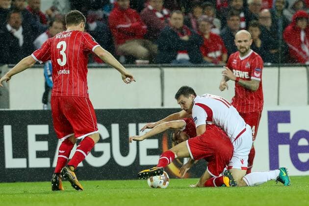Koeln, Deutschland 28.09.2017, UEFA Europa League - 2017 18 Season, 2nd game day, 1. FC Koeln - Roter Stern Belgrad, Salih Oezcan (KOE) und Nemanja Milic (Belgrad) im Zweikampf ( DeFodi048
