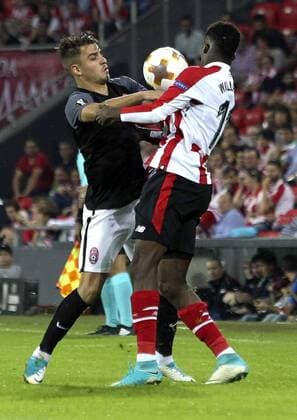 Athletic Bilbao s Inaki Williams (R) and FC Zorya s defender Artem Sukhotskiy vie for the ball during the UEFA Europa League Group J second round match between Athletic Bilbao and Zorya FC at the San Mames stadium in Bilbao, Basque Country, Spain, 28 September 2017. Athletic Bilbao vs. FC Zorya !ACHTUNG: NUR REDAKTIONELLE NUTZUNG!  Copyright: xMiguelxTonax BIL011 20170928-636422289590068305