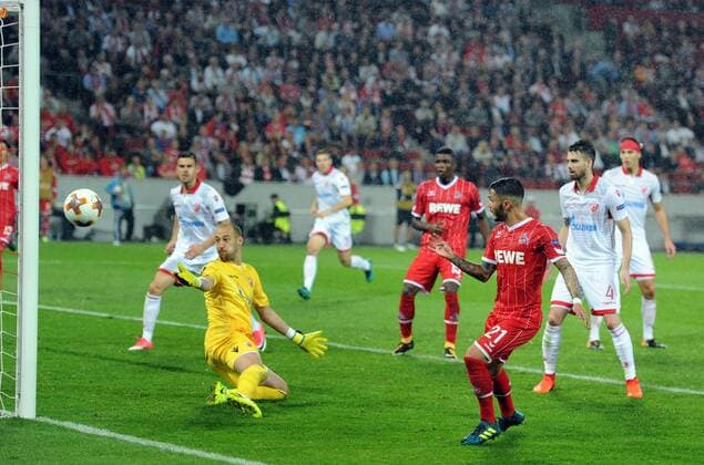Europaleague: 1. FC Köln - Roter Stern Belgrad 28.09.2017. Torchance 1. FC Köln. Leonardo Bittencourt (re.) trifft nur den Pfosten. Li: Tw. Borjan (Belgrad) schon geschlagen. HM