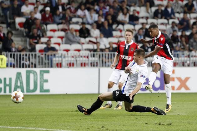 (L-R) Matt Miazga of Vitesse, Alassane Plea of OCG Nice 3-0 during the UEFA Europa League group K match match between OGC Nice and Vitesse Arnhem on September 28, 2017 at the Allianz Riviera in Nice, France UEFA Europa League 2017 2018 xVIxVIxImagesx xMauricexvanxSteenxIVx 8879869