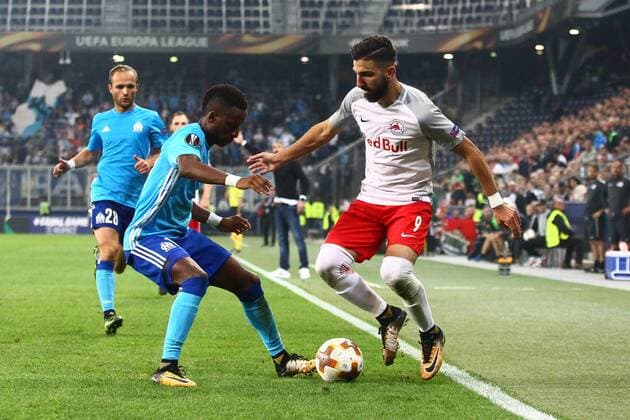 SOCCER - EL, RBS vs Marseille SALZBURG,AUSTRIA,28.SEP.17 - SOCCER - UEFA Europa League, group stage, Red Bull Salzburg vs Olympique Marseille. Image shows Bouna Sarr (Marseille) and Munas Dabbur (RBS). GEPAxpictures xFelixxRoittner
