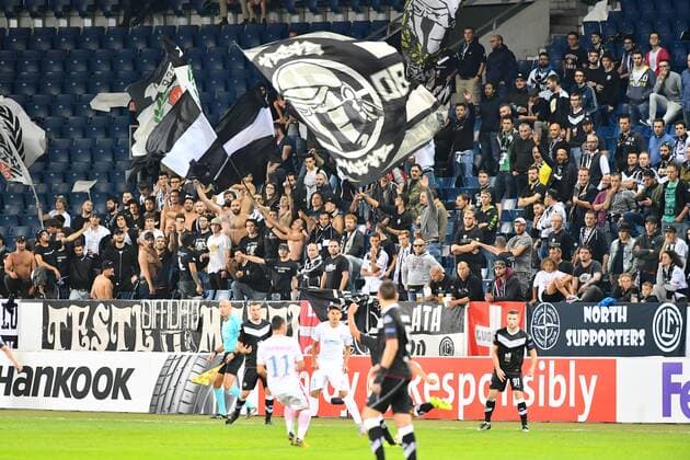 28.09.2017 Luzern Swissporarena (Neuer Spielort ) Fussball Herren Saison 2017 2018 Europa League FC Lugano - Steaua Bukarest 1:2 Bild zeigt FC Lugano) Fans,Zuschauer Aktion Zweikampf c) Anton Geisser 