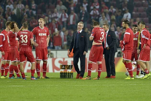Koeln, Deutschland 28.09.2017, UEFA Europa League - 2017 18 Season, 2nd game day, 1. FC Koeln - Roter Stern Belgrad, Trainer Peter Stoeger (KOE), Mitte ruft nach Spielende seine Spieler zusammen ( DeFodi521