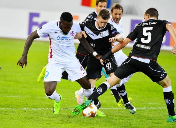 28.09.2017 Luzern Swissporarena (Neuer Spielort ) Fussball Herren Saison 2017 2018 Europa League FC Lugano - Steaua Bukarest 1:2 Bild zeigt 91 Dragan Mihajlovic) FC Lugano) vorne gegen 9 Harlem Gnohere (Steaua) re. Aktion Zweikampf c) Anton Geisser 