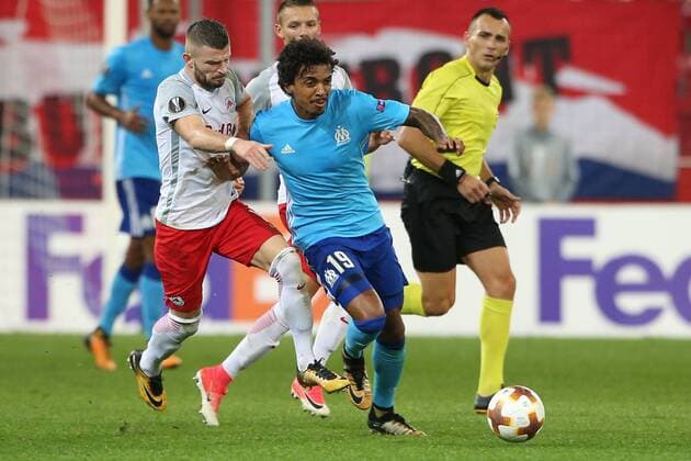 SOCCER - EL, RBS vs Marseille SALZBURG,AUSTRIA,28.SEP.17 - SOCCER - UEFA Europa League, group stage, Red Bull Salzburg vs Olympique Marseille. Image shows Valon Berisha (RBS) and Luiz Gustavo (Marseille). GEPAxpictures xMathiasxMandl