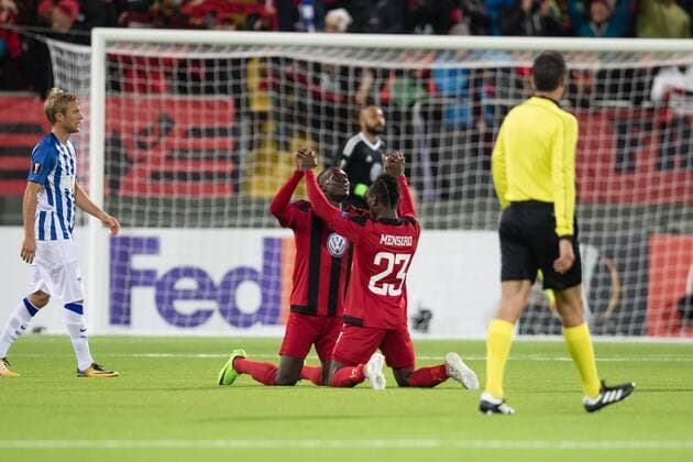 170928 Östersunds Ken Sema och Samuel Mensiro jublar efter vinsten under fotbollsmatchen i Europa League mellan Östersund och Hertha Berlin den 28 september 2017 i Östersund.  Copyright: TOBIASxNYKÄNEN BB170928TN019