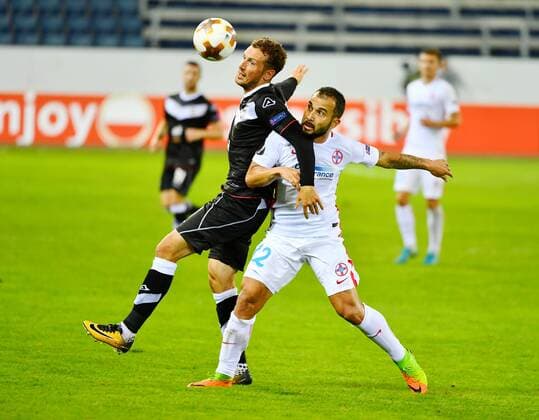 28.09.2017 Luzern Swissporarena (Neuer Spielort ) Fussball Herren Saison 2017 2018 Europa League FC Lugano - Steaua Bukarest 1:2 Bild zeigt Alexander Gerndt FC Lugano) li. gegen Junior Morais (Steaua) Aktion Zweikampf c) Anton Geisser 