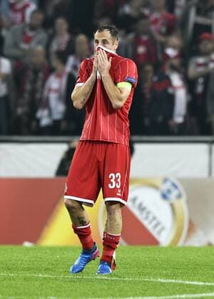 Fussball, UEFA Europa League, Herren, Saison 2017 2018, Gruppe H, 2. Spieltag, , Rhein Energie Stadion Köln, 1. FC Köln (rot) - Roter Stern Belgrad (weiss) 0:1; Enttäuschung nach dem Abpfiff, Matthias Lehmann (FC Köln). Enttäuschung, Frust, Aktion.