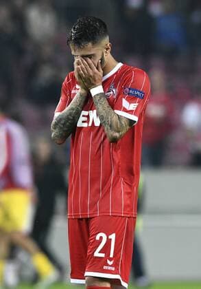 Fussball, UEFA Europa League, Herren, Saison 2017 2018, Gruppe H, 2. Spieltag, , Rhein Energie Stadion Köln, 1. FC Köln (rot) - Roter Stern Belgrad (weiss) 0:1; Enttäuschung nach dem Abpfiff, Leonardo Bittencourt (FC Köln). Enttäuschung, Frust, Aktion.