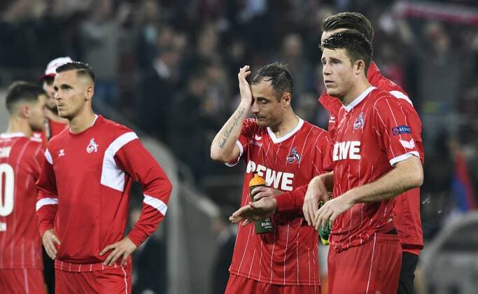 Fussball, UEFA Europa League, Herren, Saison 2017 2018, Gruppe H, 2. Spieltag, , Rhein Energie Stadion Köln, 1. FC Köln (rot) - Roter Stern Belgrad (weiss) 0:1; Enttäuschung nach dem Abpfiff, Pawel Olkowski (FC Köln), Matthias Lehmann (FC Köln), Dominique Heintz (FC Köln). Enttäuschung, Frust, Aktion.