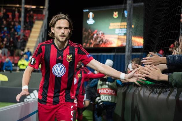 170928 Östersunds Tom Pettersson tackar fansen efter fotbollsmatchen i Europa League mellan Östersund och Hertha Berlin den 28 september 2017 i Östersund.  Copyright: TOBIASxNYKÄNEN BB170928TN023