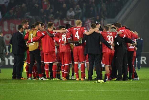 28.09.2017, xjpx, Fussball Europa League, 1.FC Koeln - Roter Stern Belgrad, emspor v.l. Niedergeschlagen nach Spielende. Die Spieler des 1. FC Koeln Koeln