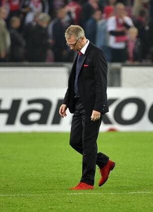 Bilder des Tages - SPORT 28.09.2017, xjpx, Fussball Europa League, 1.FC Koeln - Roter Stern Belgrad, emspor v.l. Chef-Trainer Peter Stöger (Koeln) verlässt mit hängendem Kopf den Rasen Koeln