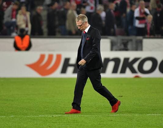 28.09.2017, xjpx, Fussball Europa League, 1.FC Koeln - Roter Stern Belgrad, emspor v.l. Chef-Trainer Peter Stöger (Koeln) verlässt mit hängendem Kopf den Rasen Koeln