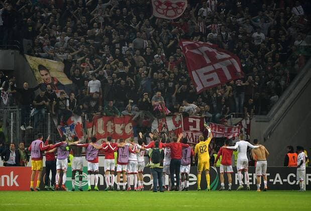 28.09.2017, xjpx, Fussball Europa League, 1.FC Koeln - Roter Stern Belgrad, emspor v.l. Die Spieler aus Belgrad feiern mit ihren mitgereisten Fans vor deren Kurve Koeln
