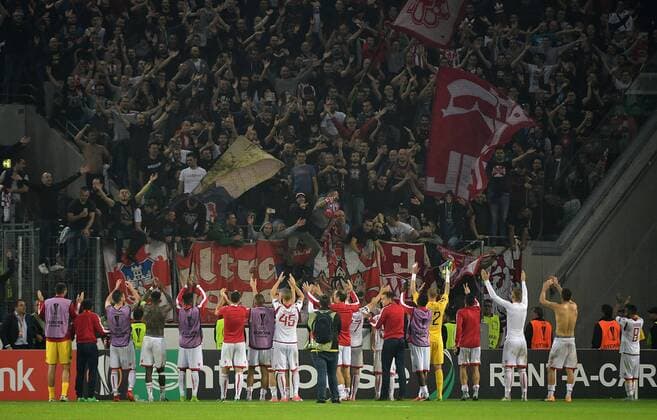 28.09.2017, xjpx, Fussball Europa League, 1.FC Koeln - Roter Stern Belgrad, emspor v.l. Die Spieler aus Belgrad feiern mit ihren mitgereisten Fans vor deren Kurve Koeln