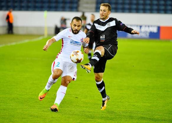 28.09.2017 Luzern Swissporarena (Neuer Spielort ) Fussball Herren Saison 2017 2018 Europa League FC Lugano - Steaua Bukarest 1:2 Bild zeigt Alexander Gerndt FC Lugano) re. gegen Junior Morais (Steaua) Aktion Zweikampf c) Anton Geisser 