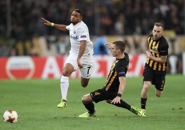 SOCCER - EL, Athens vs A.Wien ATHENS,GREECE,28.SEP.17 - SOCCER - UEFA Europa League, group stage, AEK Athens vs FK Austria Wien. Image shows Ismael Tajouri (A.Wien), Ognjen Vranjes (AEK Athen) and Michalis Bakakis (AEK Athen). GEPAxpictures xChristianxOrt