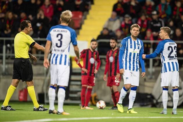 170928 Hertha Berlin?s Alexander Esswein och Hertha Berlin?s Mitchell Weiser reagrar pa ett domslut fran domare Luca Banti under fotbollsmatchen i Europa League mellan Östersund och Hertha Berlin den 28 september 2017 i Östersund.  Copyright: TOBIASxNYKÄNEN BB170928TN028