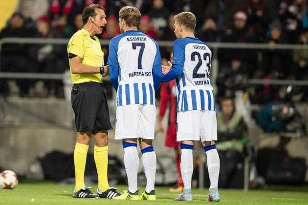 170928 Hertha Berlin?s Alexander Esswein och Hertha Berlin?s Mitchell Weiser reagrar pa ett domslut fran domare Luca Banti under fotbollsmatchen i Europa League mellan Östersund och Hertha Berlin den 28 september 2017 i Östersund.  Copyright: TOBIASxNYKÄNEN BB170928TN029