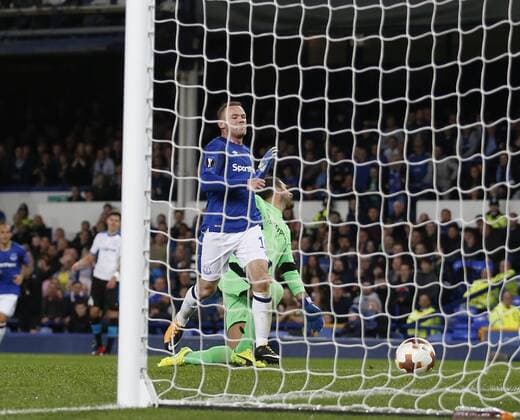 Wayne Rooney of Everton scores the equalising goal during the Europa League Group E match at Goodison Park Stadium, Liverpool. Picture date: September 28th 2017. Picture credit should read: Simon Bellis Sportimage EDITORIAL USE ONLY. No use with unauthorised audio, video, data, fixture lists, club league logos or live services. Online in-match use limited to 120 images, no video emulation. No use in betting, games or single club league player publications.