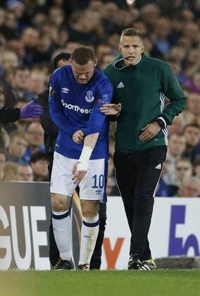 Wayne Rooney of Everton rolls his sleeve down over his injured arm during the Europa League Group E match at Goodison Park Stadium, Liverpool. Picture date: September 28th 2017. Picture credit should read: Simon Bellis Sportimage EDITORIAL USE ONLY. No use with unauthorised audio, video, data, fixture lists, club league logos or live services. Online in-match use limited to 120 images, no video emulation. No use in betting, games or single club league player publications.