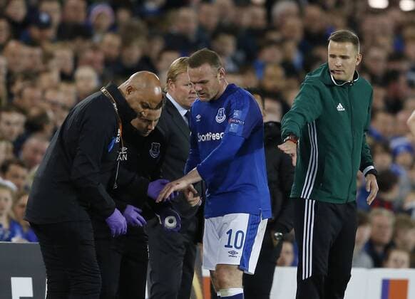 Bilder des Tages - SPORT Wayne Rooney of Everton shows his injured arm to the physiological during the Europa League Group E match at Goodison Park Stadium, Liverpool. Picture date: September 28th 2017. Picture credit should read: Simon Bellis Sportimage EDITORIAL USE ONLY. No use with unauthorised audio, video, data, fixture lists, club league logos or live services. Online in-match use limited to 120 images, no video emulation. No use in betting, games or single club league player publications.