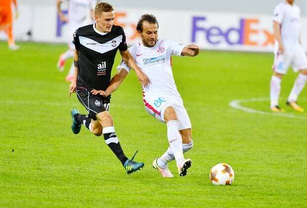 28.09.2017 Luzern Swissporarena (Neuer Spielort ) Fussball Herren Saison 2017 2018 Europa League FC Lugano - Steaua Bukarest 1:2 Bild zeigt 10 Mattia Bottani FC Lugano) gegen 80 Filipe Teixeria (Steaua) Aktion Zweikampf c) Anton Geisser 