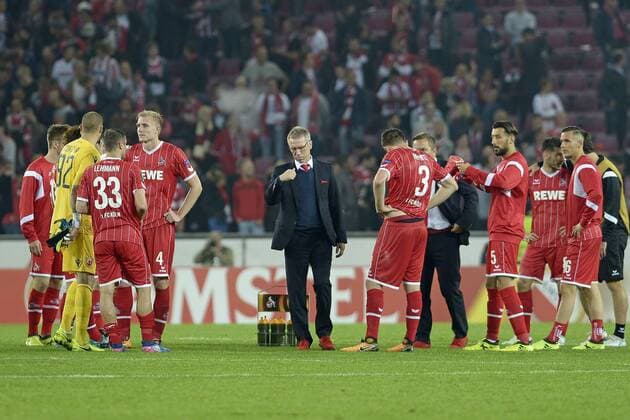 Themen der Woche - SPORT Bilder des Tages - SPORT GER, Europa League, 1. FC Koeln vs Roter Stern Belgrad 28.09.2017, Rhein-Energie-Stadion, Koeln, GER, Europa League, 1. FC Koeln vs Roter Stern Belgrad, im Bild Peter Stöger Stoeger (Trainer Koeln), Mitte ruft nach Spielende seine Spieler zusammen nordphotoxTreese nph00275