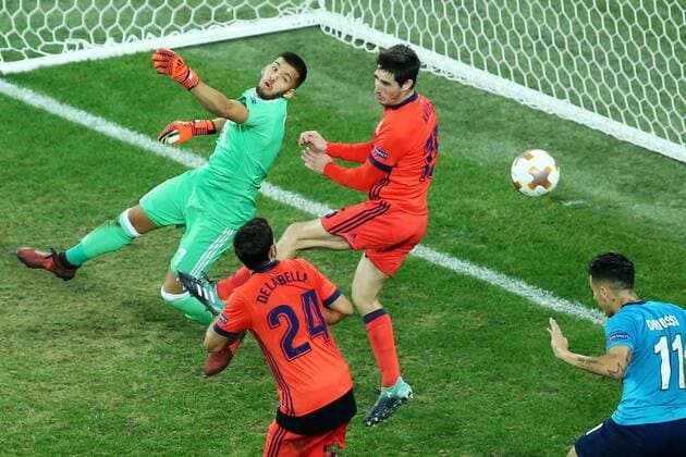 ST PETERSBURG, RUSSIA - SEPTEMBER 28, 2017: FC Real Sociedad s goalkeeper Geronimo Rulli, Alberto de la Bella, Aritz Elustondo and Zenit St Petersburg s Sebastian Driussi (L-R) in action in their 2017-18 UEFA Europa League Group L Round 2 football match at Saint Petersburg Stadium. FC Zenit St Petersburg won the game 3-1. Peter Kovalev TASS  TS062528