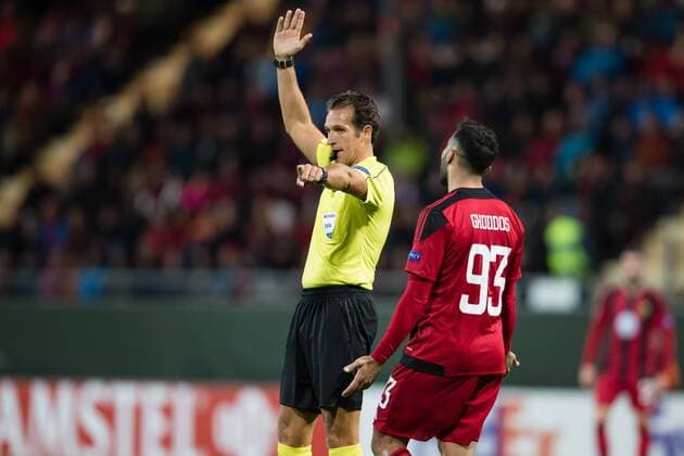 170928 domare Luca Banti blaser i pipan under fotbollsmatchen i Europa League mellan Östersund och Hertha Berlin den 28 september 2017 i Östersund.  Copyright: TOBIASxNYKÄNEN BB170928TN051