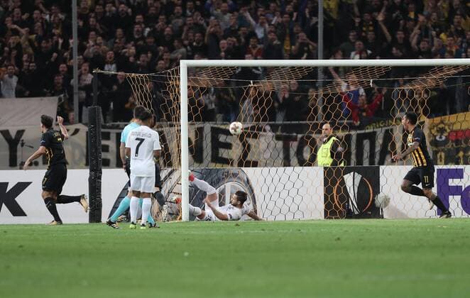 SOCCER - EL, Athens vs A.Wien ATHENS,GREECE,28.SEP.17 - SOCCER - UEFA Europa League, group stage, AEK Athens vs FK Austria Wien. Image shows the rejoicing of Lazaros Christodoulopoulos (AEK Athen), Petros Mantalos (AEK Athen), Ismael Tajouri (A.Wien), Christoph Martschinko (A.Wien) and Sergio Araujo (AEK Athen). GEPAxpictures xChristianxOrt