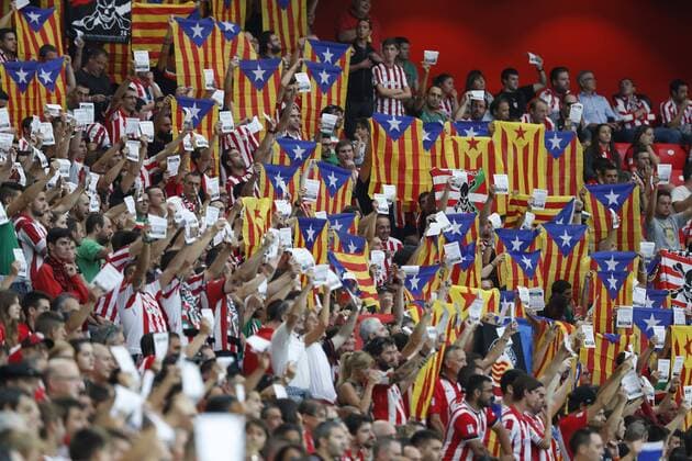 DAVID S BUSTAMANTE 28 09 2017 BILBAO PAIS VASCO Partido de la Jornada 2 de la UEFA Europa League disputado entre el Athletic de Bilbao y el FC Zorya Luhansk en el Estadio San Mames de Bilbao Los aficionados del Athletic de Bilbao sacan banderas esteladas de Catalu?a y papeletas pro referendum en el minuto 17  xDAVIDxS.xBUSTAMANTEx xx
