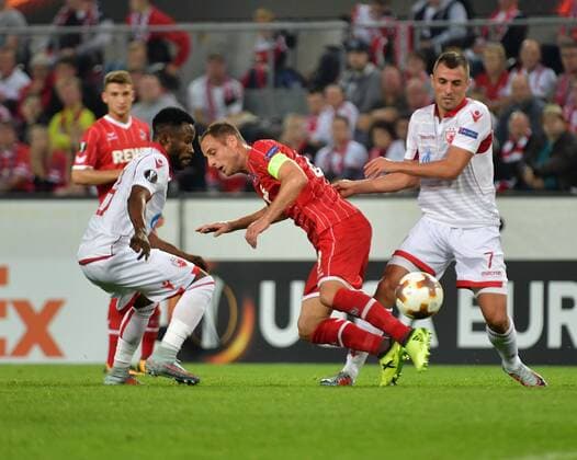 28.09.2017, xjpx, Fussball Europa League, 1.FC Koeln - Roter Stern Belgrad, emspor v.l. Matthias Lehmann (Koeln) versucht sich gegen Guelor Kanga (Belgrad -links) und Nenad Krsticic (Belgrad) durchzusetzen Koeln