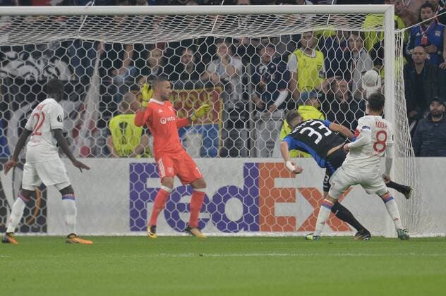 Anthony Lopes et Houssem Aouar lyon vs Hans Hateboer atalanta FOOTBALL Lyon vs Atalanta Bergame Ligue Europa Phase de goupe 28 09 2017 FredericChambert Panoramic 