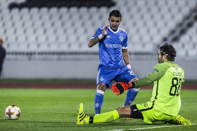 28th September 2017, Partizan Stadium, Belgrade, Serbia; UEFA Europa League group stage, Partizan versus Dynamo Kiev; Goalkeeper Vladimir Stojkovic of Partizan blocks the shoot of Midfielder Derlis Gonzalez of Dynamo Kiev  ActionPlus11935035