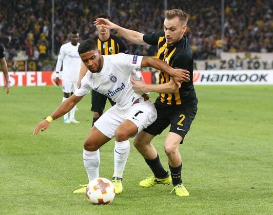 SOCCER - EL, Athens vs A.Wien ATHENS,GREECE,28.SEP.17 - SOCCER - UEFA Europa League, group stage, AEK Athens vs FK Austria Wien. Image shows head coach Thorsten Fink (A.Wien) and Michalis Bakakis (AEK Athen). GEPAxpictures xChristianxOrt