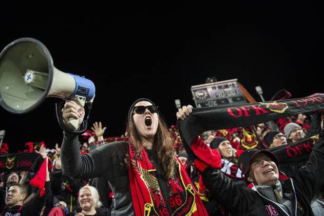 170928 Östersundspubliken jublar när slutsignalen ljuder i fotbollsmatchen i Europa League mellan Östersund och Hertha Berlin den 28 september 2017 i Östersund.  Copyright: ERIKxMRTENSSON BB170928ZD006
