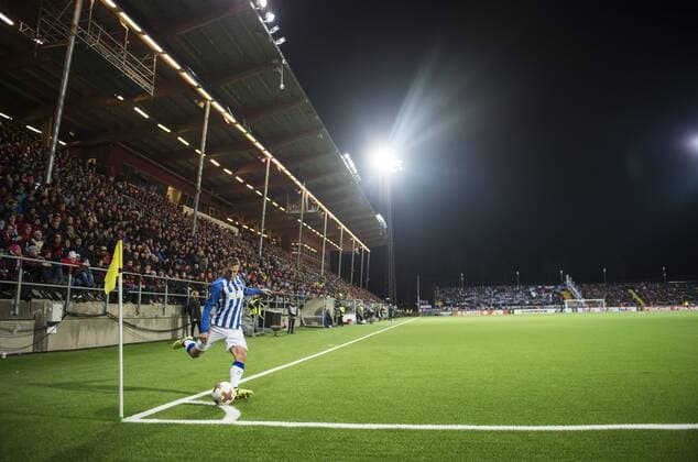 170928 Hertha Berlins Peter Pekar?k slar en hörna under fotbollsmatchen i Europa League mellan Östersund och Hertha Berlin den 28 september 2017 i Östersund.  Copyright: ERIKxMRTENSSON BB170928ZM005