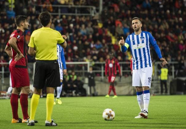 170928 Hertha Berlins Vedad Ibisevic i diskussion med domaren Luca Banti under fotbollsmatchen i Europa League mellan Östersund och Hertha Berlin den 28 september 2017 i Östersund.  Copyright: ERIKxMRTENSSON BB170928ZN009