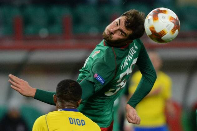 MOSCOW, RUSSIA - SEPTEMBER 28, 2017: FC Fastav Zlin s Dame Diop (L) and Lokomotiv Moscow s Solomon Kvirkvelia fight for the ball in their 2017-18 UEFA Europa League Group F Round 2 football match at RZD Arena Stadium. FC Lokomotiv Moscow won the game 3-0. Ivan Vodopyanov TASS  TS06254C