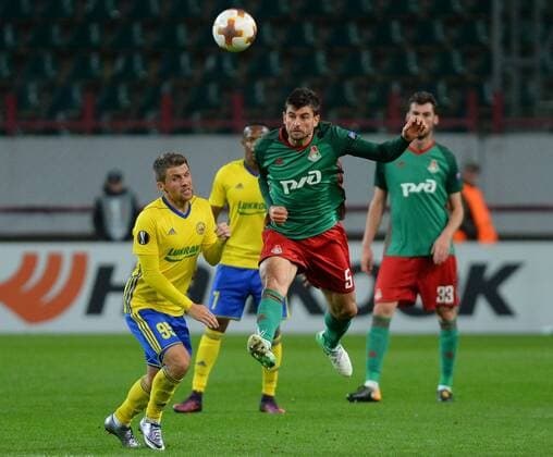 MOSCOW, RUSSIA - SEPTEMBER 28, 2017: FC Fastav Zlin s Mirzad Mehanovic Dame Diop and Lokomotiv Moscow s Nemanja Pejcinovic, Solomon Kvirkvelia (L-R) fight for the ball in their 2017-18 UEFA Europa League Group F Round 2 football match at RZD Arena Stadium. FC Lokomotiv Moscow won the game 3-0. Ivan Vodopyanov TASS  TS06255B