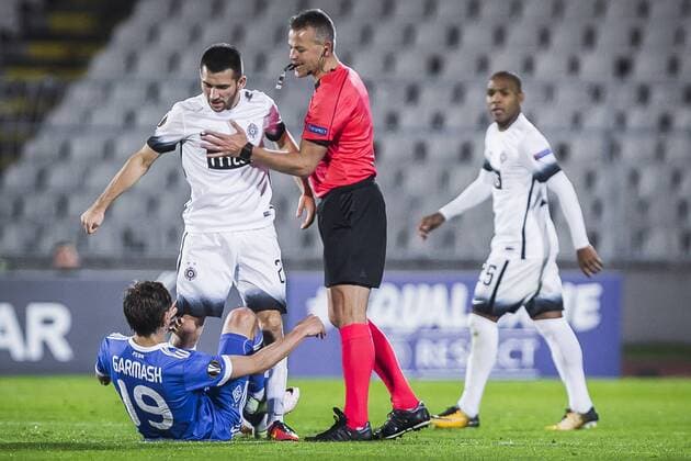 Bilder des Tages - SPORT 28th September 2017, Partizan Stadium, Belgrade, Serbia; UEFA Europa League group stage, Partizan versus Dynamo Kiev; Midfielder Milan Radin of Partizan complains after the referees decision  ActionPlus11935083