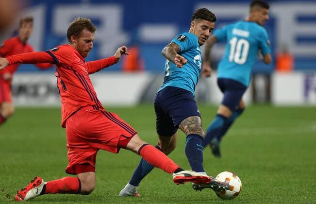 September 28, 2017 - Saint Petersburg, Russia - David Zurutuza of FC Real Sociedad (L) and Sebastian Driussi of FC Zenit Saint Petersburg vie for the ball during the UEFA Europa League Group L football match between FC Zenit Saint Petersburg and FC Real Sociedad at Saint Petersburg Stadium on September 28, 2017 in St.Petersburg, Russia. Zenit v Real Sociedad - UEFA Europa League  - ZUMAn230 20170928_zaa_n230_295 Copyright: xIgorxRussakx