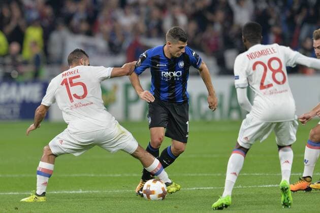 Jeremy Morel et Tanguy Ndombele lyon vs Remo Freuler atalanta FOOTBALL Lyon vs Atalanta Bergame Ligue Europa Phase de goupe 28 09 2017 FredericChambert Panoramic 