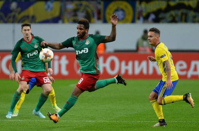 MOSCOW, RUSSIA - SEPTEMBER 28, 2017: Lokomotiv Moscow s Alexei Miranchuk, Jefferson Farfan and FC Fastav Zlin s Daniel Holzer (L-R) fight for the ball in their 2017-18 UEFA Europa League Group F Round 2 football match at RZD Arena Stadium. FC Lokomotiv Moscow won the game 3-0. Ivan Vodopyanov TASS  TS06256A
